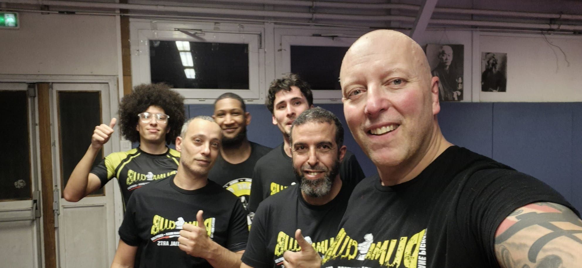 Selfie de fin de cours avec des membres du club en t-shirt Puma Club.
