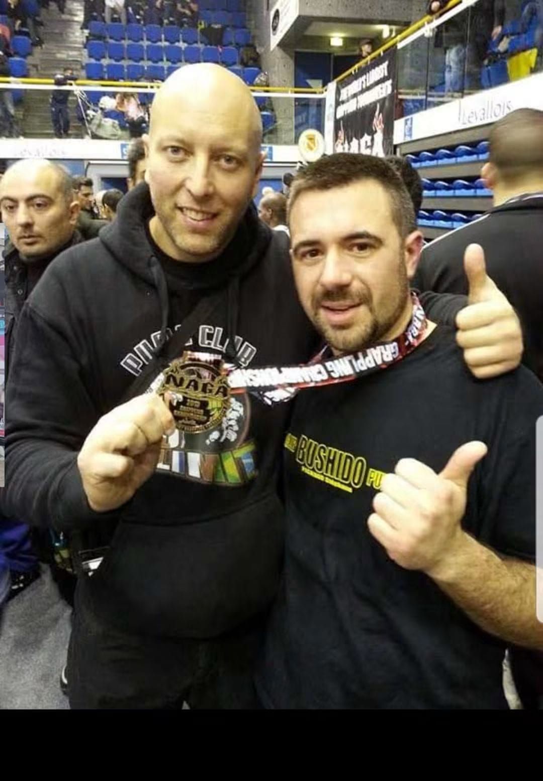 Stéphane Pichaud aux côtés d'un grappler médaillé au championnat NAGA de grappling, à Levallois.